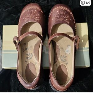 ISO!! Thom McAn Brown Floral Mary Jane Shoes Size 9-9.5